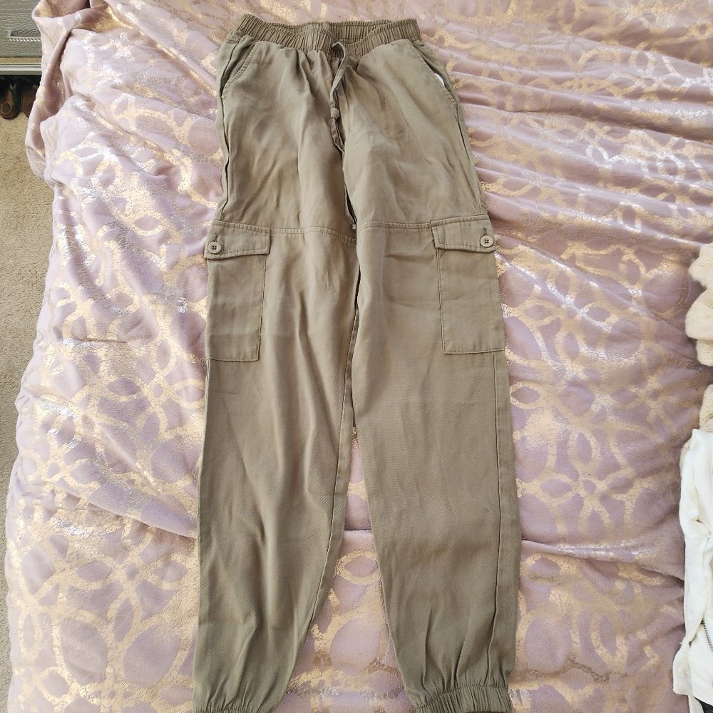 Loose fitting jogging style pants